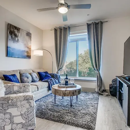 Luxury Condo Facing Riverwalk Free Parking Pet Friendly Centrally Located